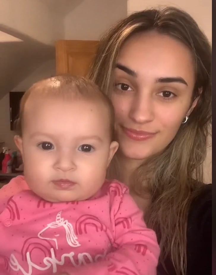 Mom Responds to Criticism Over Breastfeeding in Public: Her Powerful Comeback Sparks a Conversation Mom Responds to Criticism Over Breastfeeding in Public: Her Powerful Comeback Sparks a Conversation