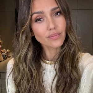 Jessica Alba’s Radiant Vacation Glow Shines on Social Media