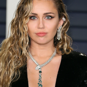 Miley Cyrus’s Bold New Look at the 2025 Oscars Sparks Controversy and Debate