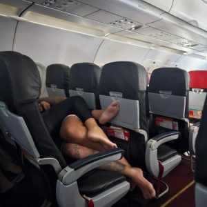 Passenger Shocked as Couple Gets “Too Cozy” on Plane – Sparks Heated Debate Passenger Shocked as Couple Gets “Too Cozy” on Plane – Sparks Heated Debate