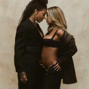 Mom-to-Be Posts Breathtaking Pregnancy Photos—But One Detail Has Everyone Talking Mom-to-Be Posts Breathtaking Pregnancy Photos—But One Detail Has Everyone Talking