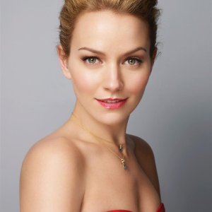 Becki Newton: The Rise of a Versatile Hollywood Star