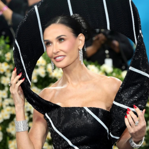 Demi Moore Turns Heads at the 2025 Met Gala in a Bold “Necktie” Gown—And One Tiny Detail Stole the Spotlight