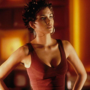 Halle Berry Shines in Swordfish: A Bold Performance That Redefined Her Career