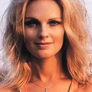 Angel Tompkins: The Stunning Star Who Defined 1970s Hollywood Glamour