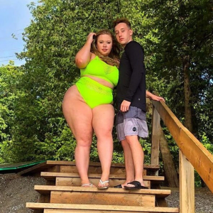 Man Mocked for “Not Fitting” with His Wife Delivers a Mic-Drop Response That Shuts Down Haters