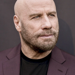 “Looks 30 Years Younger!” John Travolta Stuns Fans with Youthful Transformation at 71